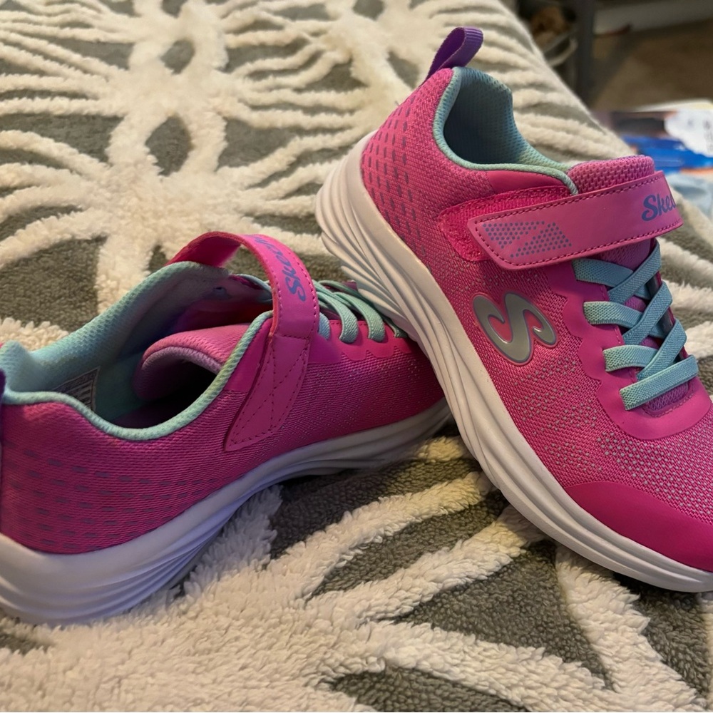 Skechers size 4 brand new.